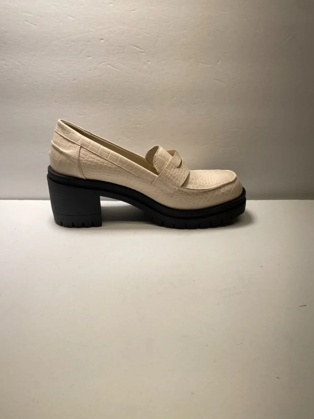 New York & Company Penni Croc Embossed Bone Platform Loafer Sz 10